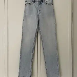 Jeans med slit i ljusblå tvätt från HM, strl 36! Använda en gång, i nyskick. Första bilden är lånad!🤍