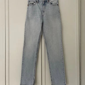Jeans med Slit - Jeans med slit i ljusblå tvätt från HM, strl 36! Använda en gång, i nyskick. Första bilden är lånad!🤍