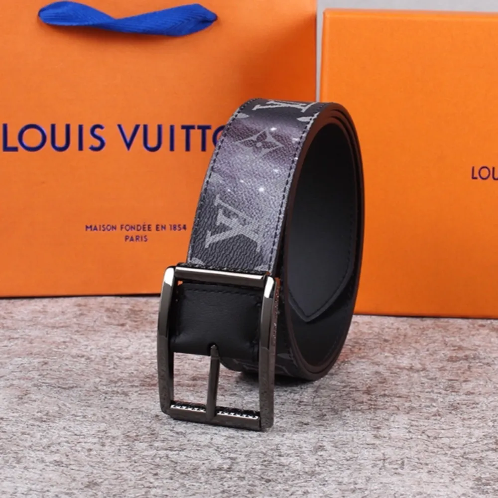 Detta 115 cm långa identiska Louis Vuitton-bälte erbjuder en klassisk design med den välkända LV-logotypen. Trots att det inte är ett äkta Louis Vuitton, ger det ett sofistikerat utseende som kan passa olika stilar. . Övrigt.