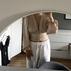 Blus - Säljer denna snygga gina blus då den inte kommer till användning. I strl 36