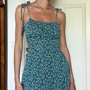 Sommarklänning - Blommig sommarklänning, aldrig använd mer än för bilden. 