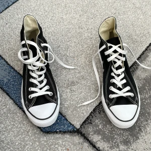 Concverse skor - Säljer mina oanvända converse skor då de ej kommit till användning. Köpta i USA  🇺🇸 och är storlek 8,5 vilket motsvarar storlek 42 i EU. Pris är diskuterbart vid snabb affär. Skriv vid frågor