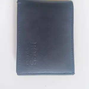 Säljer min Hugo boss plånbok eftersom den inte används den är i bra skick och är en ganska bra plånbok med bra utrymme