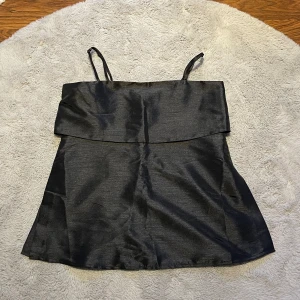 Svart topp - Fin topp lite glittrig på nära håll 🖤 Stor i storleken!