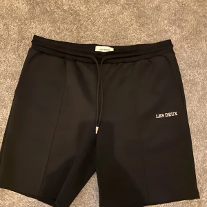 Led duex shorts - Jag säljer ett par riktigt feta och helt oanvända Les Duex shorts. Skicket är 10/10. Stoleken är L men de passar M också. Köpta för 900kr, mitt pris➡️ 550