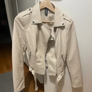 Skinnjacka - En beige skinnjacka. Storlek M men mer som xs/s. Använd 1 gång bara. Jätte fin skick. Köpt i Bulgarien. 