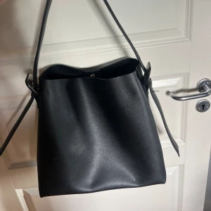 Svart stor väska  - Perfekt till skolan får plats med dator och idrottskläder❣️köpt på Mango för 600