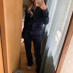Juicy byxor - Säljer dessa mjukisbyxor från juicy coutoure, köpt från nelly i xs i mörkblå💙