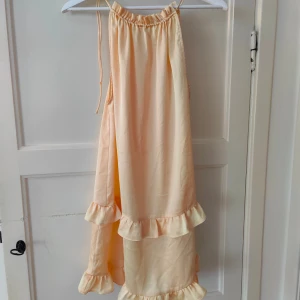 Sommarklänning - Supersöt klänning från Neo Noir. Hittar ej storlek på klänningen men passar XS - S. Slutar lite ovanför knäna på mig som är 160 cm och XS. Använd en gång på bröllop 💞