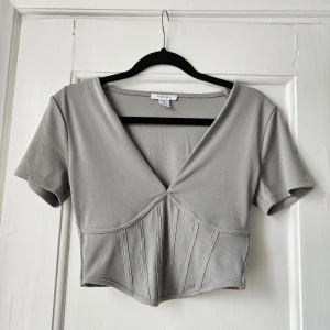 Topp - Grå topp från new yorker. Använd 1 gång. 