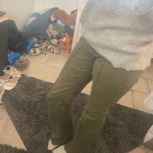 gröna hm jeans - säljer nu mina gröna virala jeans från hm då jag inte använder dom! slutsålda heeeela tiden🫶