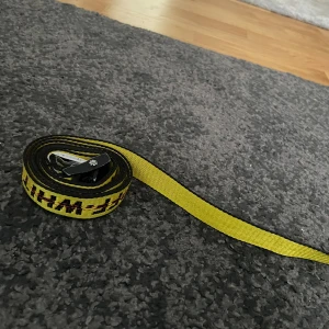 Off white bälte - Köpt från Nk(Nordiska Kompaniet) i Göteborg för cirka 3000. Har haft det ett tag men de är som nytt alltså väldigt bra skick. Priset är inte hugget i sten.