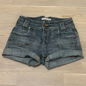Lågmidjade jeansshorts - Lågmidjade Jeans som jag har klippt till shorts. Bra skick. Har inga bilder på då dom är för små💗Skriv om du har frågor💗
