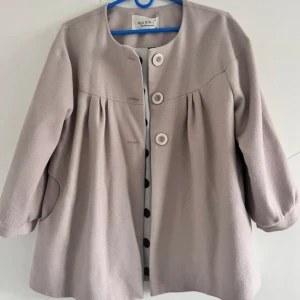 Trekvartsärmad jacka/ kofta/ blazer - Säljer denna söta trekvartsärmade jackan/ blazern som passar perfekt nu till sommaren!