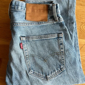 Ljusblå Levis 501 jeans - Helt okej använda ljusblå 501 jeans men i bra skick!