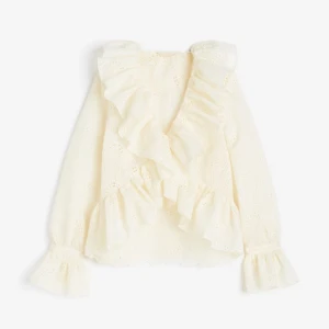 Krämvit blus - En superfin blus från hm, aldrig använd då jag inte fått användning för den🩷Pris går att diskutera ☺️ 