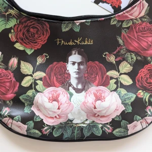 Frida Kahlo Medium Hobo Bag Blomma & Figur Mönster Topphandtag/Handväska NY - Baguetteväska från Frida Kahlo  Produkmätningar ( sista bilden),NY Material: PVC Kontakta mig för flera bilder 