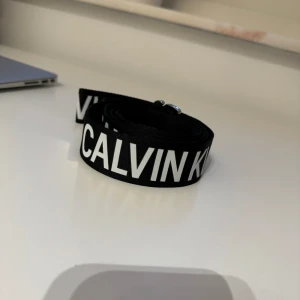 Skärp Calvin Klein  - Ett svart vitt Calvin Klein skärp, som aldrig har använts! Båda går att köpa för 170 kr eller endast ett för 100 kr. 