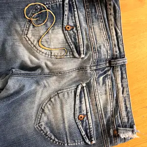 Snygga vintage jeans från vero Moda, enda defekten är där skärpet ska sitta, att två flärpar har lossnat annars jättefint skick! 