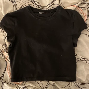 svart t-shirt  - thight t-shirt som är kroppaf i storlek xs