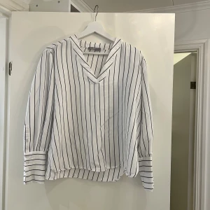 Åhléns skjorta  - Liten i storleken 