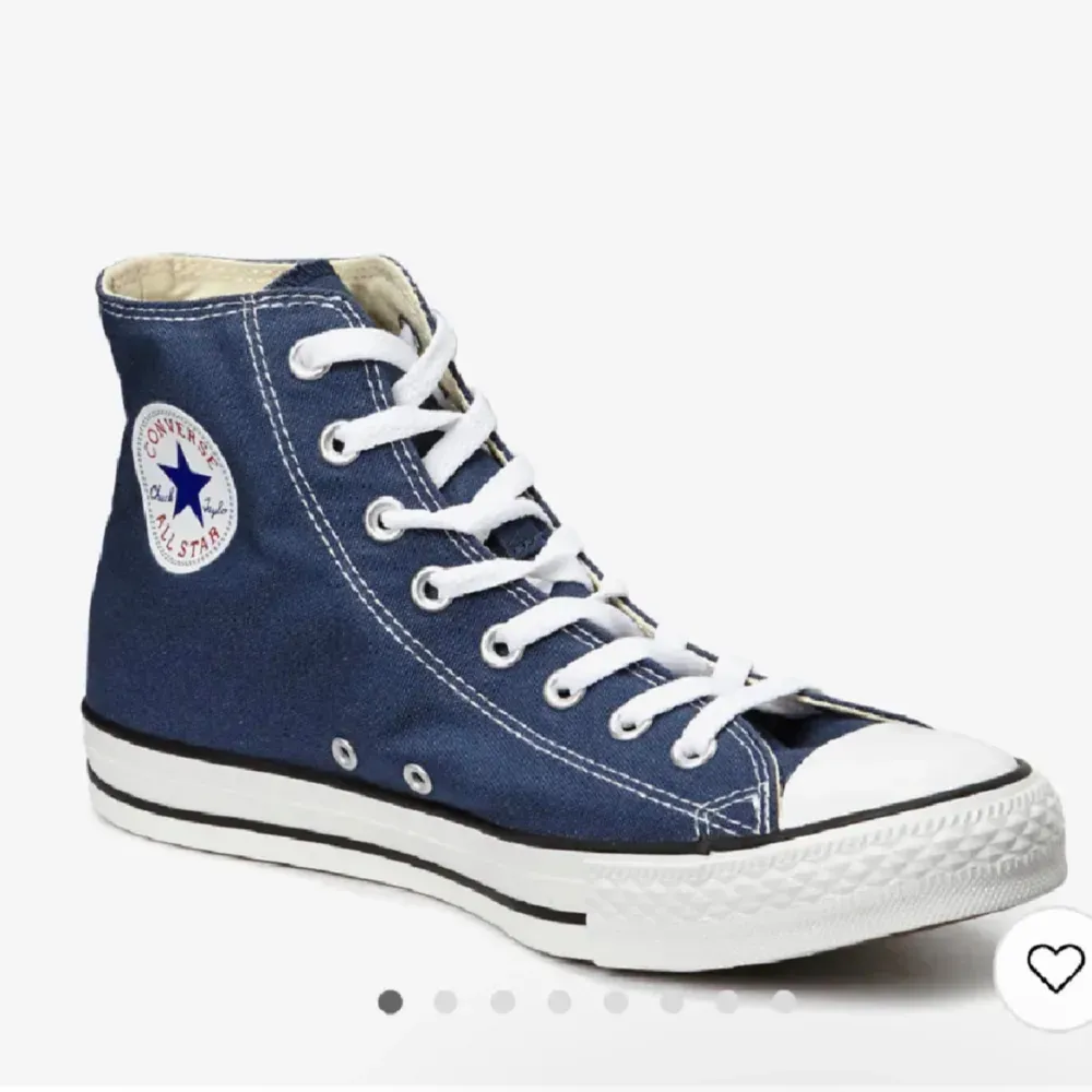 Säljer mina mörkblå converse då de inte används💙. Skor.