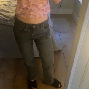 Mid waist straight Jeans - Ett par perfekta gråa raka jeans som är mid waist från pull&bear i storlek 36. Klippta för att passa mig i längden som är 1.70 Köptes för 379kr och är i fint skick!