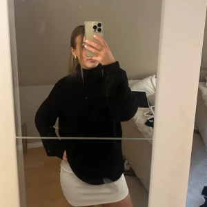 Svart stickad med polokrage - Svart stickad med polokrage! Stor i storleken!💕