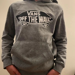 Vans hoodie  - Snygg och skön Vans hoodie. 152-158 typ. Skick: 8/10 knappt använd.