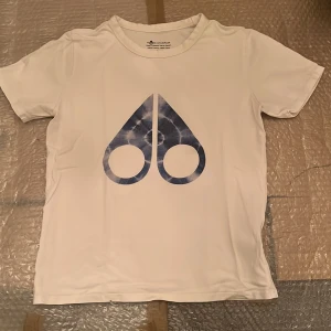 Mosseknuckles T-shirt  - Säljer nu min gamla mooseknuckles T-shirt, passar inte längre. Tröjan är i helt nyskick inga märken eller defekter Priset kan diskuteras 
