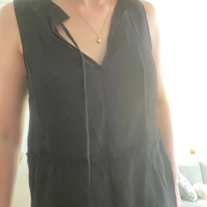 Ärmlös blus med knytning - Säljer denna oanvända blusen utan är ärmar, går att knyta om man vill☺️prislappen är kvar😌 ordinarie pris: 299 kr🥰