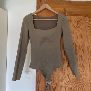 Body - Body från Zara! Använd gärna köp direkt funktionen🩶💚