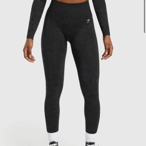 Gymshark tights - Helt oanvända tights från Gymshark! Sitter jättebra och jättesköna men kommer ej till användning❤️