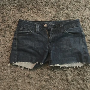 jeansshorts från crocker  - Jätteeee gulliga jeansshorts från crocker, de är rätt så korta men man ser inte rumpan så de okej. JÄTTEEE STORA framfickor så man kan faktiskt få plats me grejer😍😍  Helt oanvända för jag köpte i vintras men har gått upp lite så passar it längre.