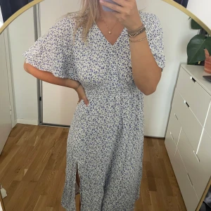Klänning - Säljer sommarklänning från bubbleroom i fint skick storlek 36 men passar även 38