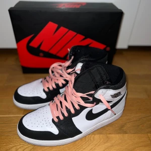 Nike Air Jordan 1 High - Storlek EU: 46  Skick 9/10 använda en gång  Färg: svart, vit och ljusgrå  Kvitto från BSTN.com och kartong följer med skorna vid köp.  Skorna skickas spårbart med Postnord 