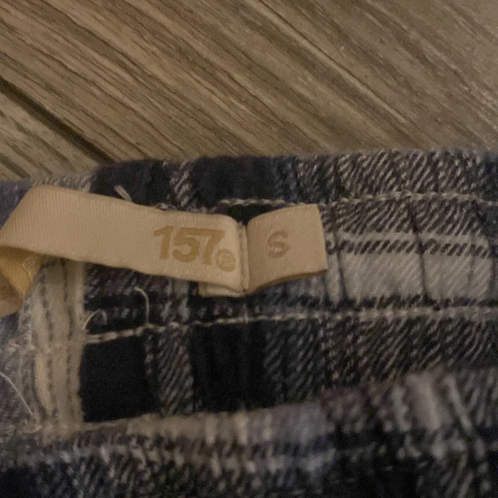 Rutiga pyjamasbyxor nästan oanvända, de är för korta för mig så de är därför ja säljer dom och de kommer ej till användning❤️🫶🏻. Jeans & Byxor.