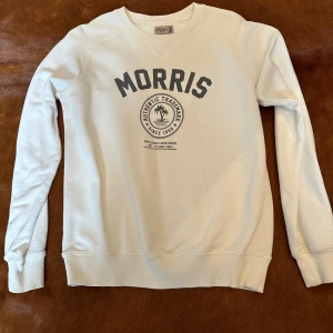 Morris tröja - Morris tröja i str S Liten fläck på framsidan se andra bilden!