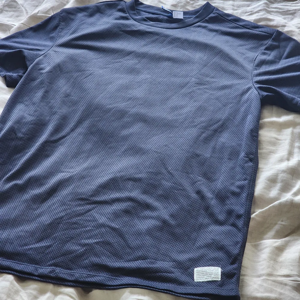 Säljer denna oanvänd oversize tröjan i storlek m. T-shirts.