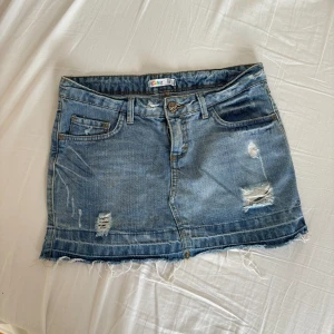 lågmidjad jeans kjol - så snygg vintage kjol!🐆💞 dragkedjan är lite sönder, men syns inte när man har på sig den och går självklart att fixa💋 ❗️tryck gärna på köp nu❗️