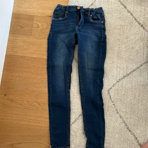 Mörkblå jeans - Säljer de här jättefina LAB jeansen pga att de har blivit försmå. Inte använda så mycket, ny skick. 🙌🏼  för mer info, hör av er! 💞