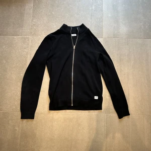 Zip tröja från Jack and Jones  - Svart zip tröja från Jack and Jones. Väldigt bra skick och sitter bra! Hör av dig vid frågor eller funderingar!