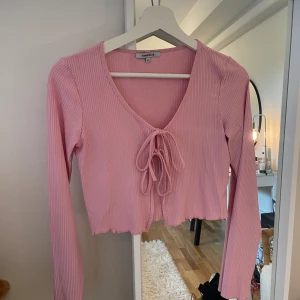 Kofta - Rosa kofta från chiquelle i storlek ca (passar även S), använd ett fåtal gånger💖