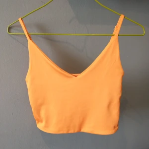 Orange linne från New Yorker  - Orange linne från New Yorker i storlek xs. Stretchigt material och justerbara axelband. Nästan aldrig använt. Tvättar självklart innan den skickas. Köpare står för frakt