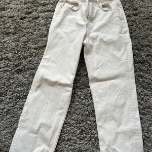 Vita jeans - Vita jeans från GinaTricot Nyskick Strl 34 Hämtas i Kungsbacka, kan skickad mot fraktkostnad