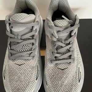 Hoka träningssko - Helt nya löparskor. Nypris 2200kr. Säljes p g a fel storlek. 