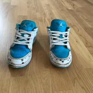 Jordan 1 low  - Lite fläckig och trasig men dom funkar som dom ska