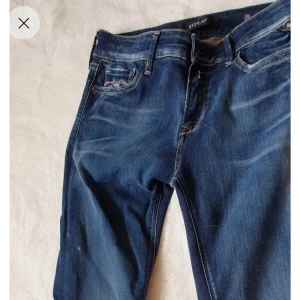 Replayjeans nytt - Supersnygga mörkblå oanvända replayjeans strl 29/32 med låg midja. Nypris 1199 kr. Katt finns I hemmet