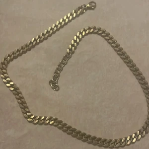 Guldkedja (halsband) - En jättefin guldkedja som tyvärr inte har kommit till användning. Den är i nytt och bra skick. Ganska stor och tung och riktigt cool. 😊 Passar till båda könen.