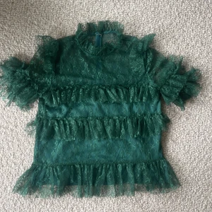 By malina topp - Säljer min gröna by malina topp! Har använt toppen 1 gång så den är i nyskick💕, nypris 1800 kr (skriv för mer bilder på toppen)